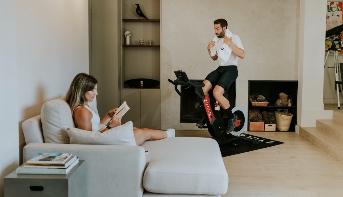 Cómo practicar ciclismo indoor en casa: guía para elegir el equipo adecuado