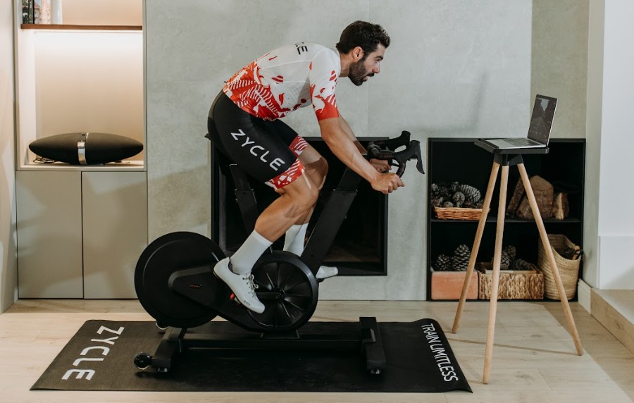 Volante de inercia, transmisión y resistencia magnética: la ciencia detrás del pedaleo en ciclismo indoor
